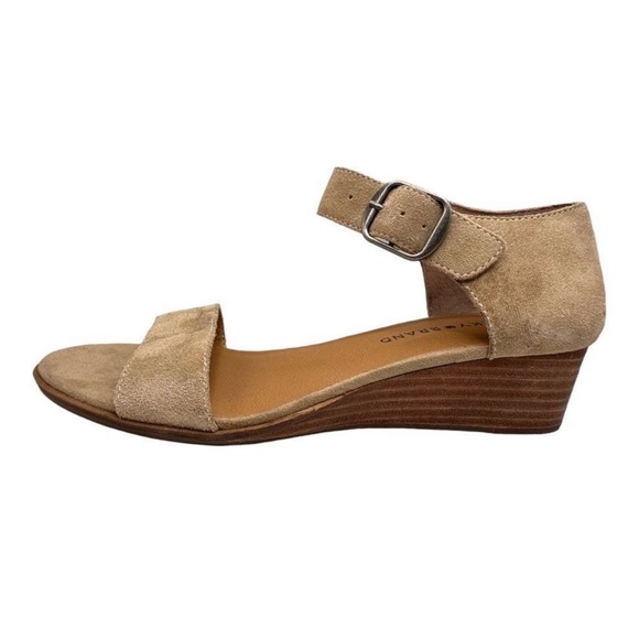 EUC Lucky Brand Renzee wedge sandals women’s size 7.5 leather tan ankle buckle - Picture 2 of 2